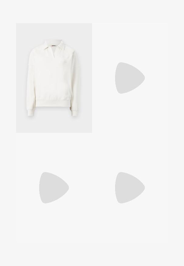 Maglione girocollo in cotone bianco sporco, con colletto polo, maniche lunghe e orlo a coste. Dettaglio del logo discreto sul petto.; Pantaloni neri a gamba larga, realizzati in morbido tessuto, con vita elastica e texture liscia. Nessun motivo o dettaglio visibile.; Sneaker alta bianche con suole spesse e rigate e dettaglio del logo circolare, indossate con jeans di denim azzurro chiaro a gamba larga.; Occhiali da sole neri rettangolari con lenti scure e montatura spessa opaca. Le asticelle sono leggermente affusolate con una texture liscia.