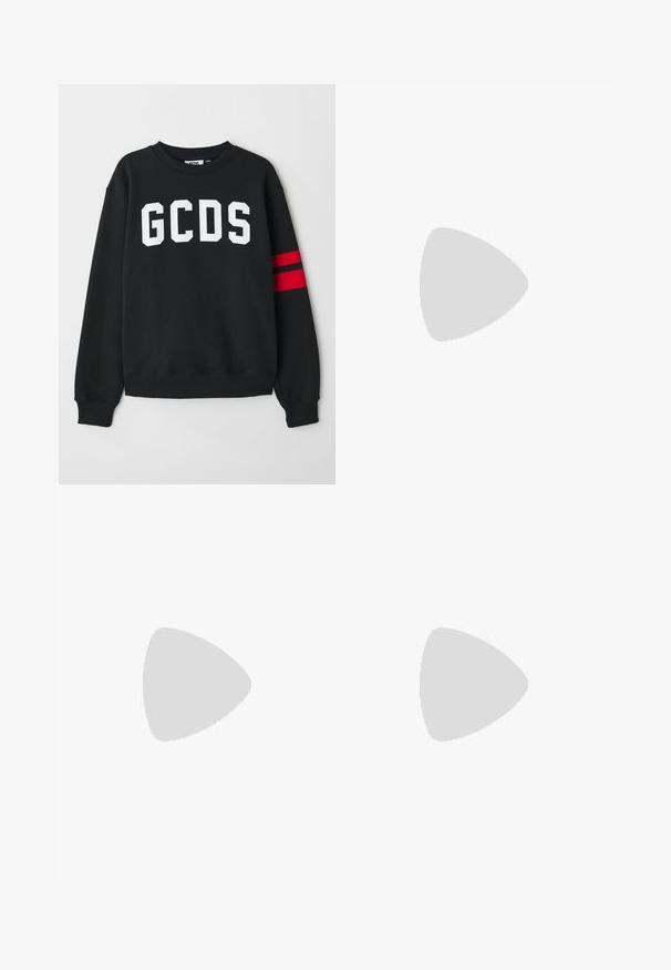 Schwarzer Pullover mit dem Text "GCDS" in Weiß, Crew-Ausschnitt und roten Akzentstreifen am linken Ärmel. Weicher Stoff.; Schwarze Jogginghosen mit weichem Material, schmal zulaufenden Beinen und Taschen. Auf der Rückseite prangt "DSQUARED2 ICON" in fetten weißen Buchstaben.; Beige Slipper mit geprägtem Muster, rotem Akzentstreifen und glänzendem schwarzen Absatz. Mit einem Riemen mit Schnallendetail. Flache schwarze Sohle.; Schwarze runde Sonnenbrille mit dunklen Gläsern und schlanken Metallbügeln. Enthält klare Tempelspitzen und silberne Akzente am Scharnier. Minimalistisches Design.