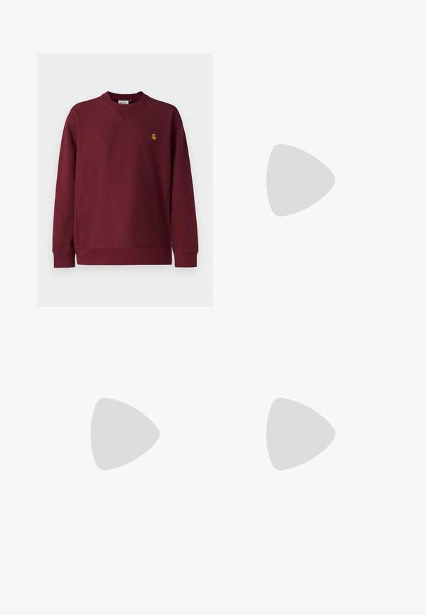 Carhartt WIP AMERICAN SCRIPT - Bluză de molton - malbec; Jeans din denim de culoare albastru deschis, cu un design cu picioare drepte, având talie medie, cinci buzunare și un sistem de închidere cu nasture și fermoar.; Sneaker alb cu un superior din piele texturată, trei dungi gri și o talpă din cauciuc. Prezintă un guler căptușit și un design clasic cu șireturi.; Ochelari de soare rotunzi cu un cadru subțire din metal negru, lentile întunecate și pernuțe pentru nas ajustabile. Brațele au un detaliu subtil al mărcii.