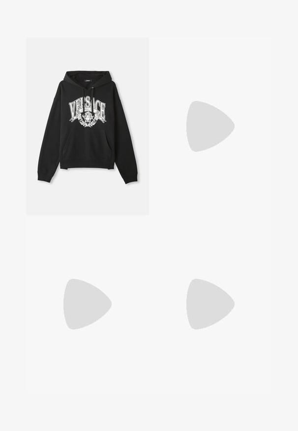 Czarna bluza z kapturem z białym napisem "VERSACE" i logo głowy Meduzy umieszczonym na środku klatki piersiowej, z kieszenią kangurzą z przodu i sznurkami do ściągania.; Biała koszulka polo z bawełny z żółtymi paskami na kołnierzyku i rękawach, z haftowanym logo na piersi.; Niebieskie dżinsy w prostym kroju z nogawkami prostymi, posiadające kieszenie z przodu, szlufki na pasek oraz lekkie przetarcia na udach. Trwała tekstura materiału.; Białe sneakersy z górą z gładkiej skóry, płaskimi sznurowadłami i wzorzystą gumową podeszwą z geometrycznym wzorem. Dyskretny akcent logo po boku.
