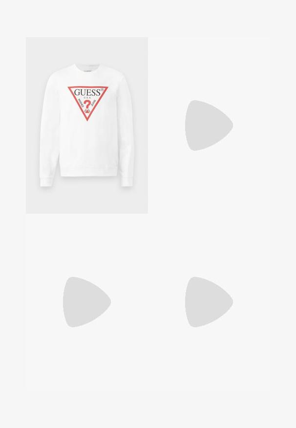 Hvit bomullssweatshirt med et stort rødt trekantet logo med teksten "GUESS U.S.A." og "WASHED JEANS", samt et sentralt spørsmålstegnikon.; Langermet polo skjorte i lys beige, laget av glatt stoff, med polo krage, to knappelukking, og en liten logo lapp på brystet.; Lys blå denimjeans med rett ben-design, fem lommer, knappeåpning, minimal falming og kontrasterende sømdetaljer.; Hvit sneakers med en glatt skinnoverdel og lav profil. Har en rund tå, seks snøring hull, og en teksturert gummisåle.