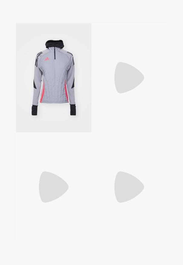 Chaqueta gris de manga larga con acentos en rosa y negro, que presenta un cuello alto, cierre de una cuarta parte y textura acolchada con costuras verticales.; Camiseta atlética de manga corta, gris oscuro con textura perforada. Presenta un logo blanco y rayas laterales en contraste. Escote redondeado.; Pantalones cortos deportivos negros con una cintura elástica, que presentan una banda texturizada, rayas laterales y un logo blanco de Adidas en el dobladillo inferior.; Zapatilla de correr negra con parte superior de malla, tres franjas plateadas, media suela blanca y suela texturizada. Incluye un cuello acolchado y cierre de cordones.