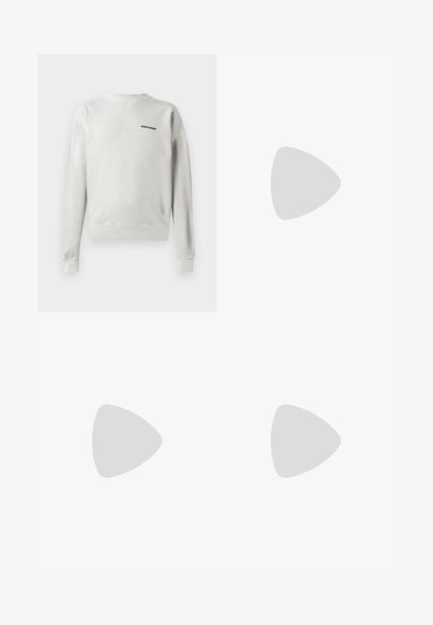 Sweatshirt cinza claro com gola redonda, punhos e barra canelados. Apresenta um logótipo preto "PEGADOR" posicionado na parte superior esquerda do peito.; Calções cargo bege com cintura elástica, dois bolsos laterais e um pequeno logótipo no canto inferior direito. Tecido suave e leve.; Ténis em preto e branco com upper em camurça e couro, apresentando três riscas brancas, um toe perfurado e uma sola em borracha de goma.; Sacolinha transversal de tecido preto com fecho de zíper, apresentando um logo da Adidas em branco e uma alça ajustável listrada para facilitar o transporte.