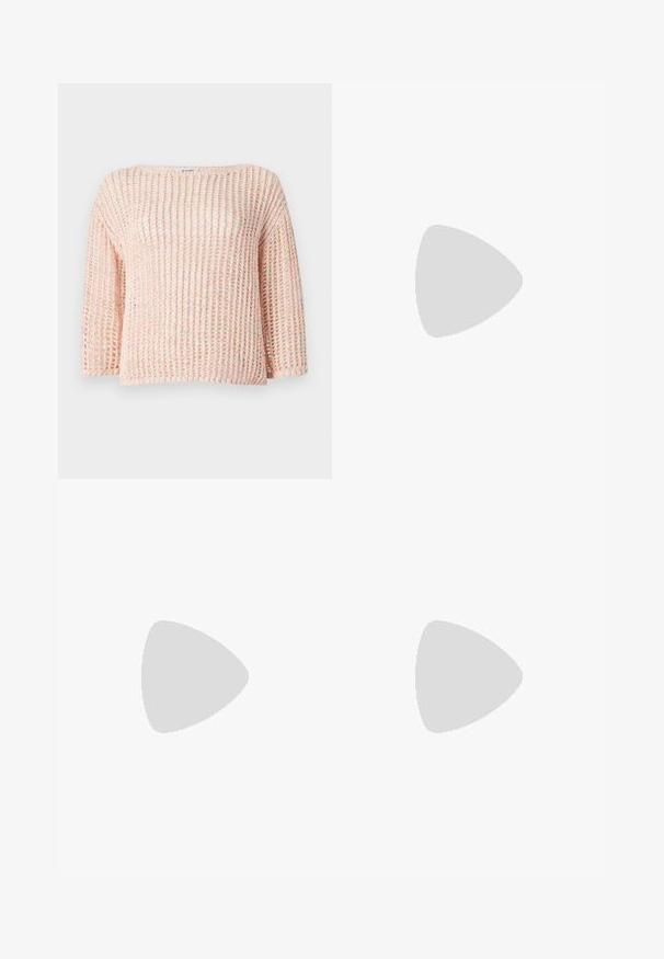 Gebreide trui met een losse fit, voorzien van een brede halslijn, driekwart mouwen en een zachte roze kleur met veelkleurige spikkels.; Zwarte wijde broek van katoen, met een hoge taille, grote zijzakken en een ceintuur met zilverkleurige accenten.; Beige blockhak sandalen met dunne bandjes en een vierkante neus. Glad materiaal met minimale details, ontworpen voor eenvoudig dragen.; Zwarte leren handtas met een gestructureerd ontwerp, featuring een verkorte vorm, bovenhandvat en gouden hardwareaccent. Inclusief verstelbare schouderband.
