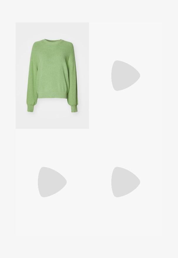 Grønn, ribbestrikket genser med rund hals, løs passform og lange ermer. Myk tekstur med en glatt overflate.; Lys blå denimshorts med fem lommer, glidelås og knappefeste. Bunnkanten er slitt med et avslappet passformdesign.; Brune patentlæder slingback sko med spids tå og moderat hæl. Har en spænde rem for sikker pasform. Glat tekstur.; Even&Odd Håndveske - brown