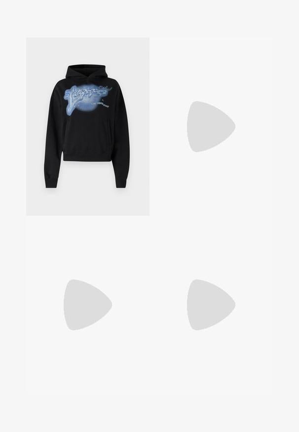 Svart kort hoodie med en blå grafisk design på framsidan, med huva och en känguruficka. Mjuk tyg med ribbade muddar.; Svarta cargobyxor i lätta material, med breda ben, elastisk midja och flera sidofickor. Enkla och funktionella.; Svart löparsko med en kombination av mesh och syntetiska material, kraftig sula, rundad design och framträdande varumärkning på sidan.; Sportiga solglasögon med svart ram, stora gradientlinser som har lila och gröna nyanser, samt vinkelräta designaccenter med logotypdetalj.