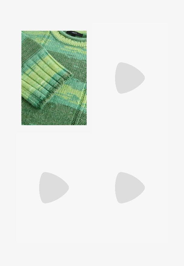 Next SPACEDYE STRIPE - Džemper - green bright; Heledad sinised laiad teksad, mis on valmistatud denimist. Omab vöökonte ja viie tasku disaini, samuti tikitud aktsente õmbluste piki.; Pruun ja burgundi värvi tennised, mis on valmistatud karvase ja võrkmaterjaliga, sisaldavad kolme kreemjat triipu, tekstuurset kangast keelt ja kummist talla.; Mustad mustan plastiku prillid roheliste läätsedega, ruudukujulised raamid, hõbedane aksent kulmude peal ja tekstuuriga tempelkäed. Brändi nimi on märgitud sisevarrele.