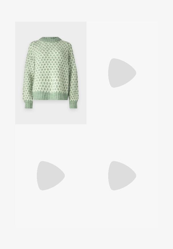 YAS YASTOXANA  - Pulover - basil/perfectly pale; Svijetloplave traperice s visokim strukom, širokim nogavicama i suptilnim izbljeđenjem. Imaju kopčanje na gumb i dizajn s pet džepova.; Bele superge do gležnja, izdelane iz usnja, z oblazinjenim ovratnikom, perforiranim prstom, vezalkami in nastavljivim trakom okoli gležnja; logotip na strani.; Ženska z dolgimi temnimi lasmi, oblečena v črn kostim, nosi črno usnjeno torbo čez ramo in se ozira čez ramo proti beli podlagi.; Srebrne uhane v obliki obroča z minimalističnim dizajnom. Krožna oblika, gladka tekstura in tanek profil. Lahki s poliranim zaključkom.
