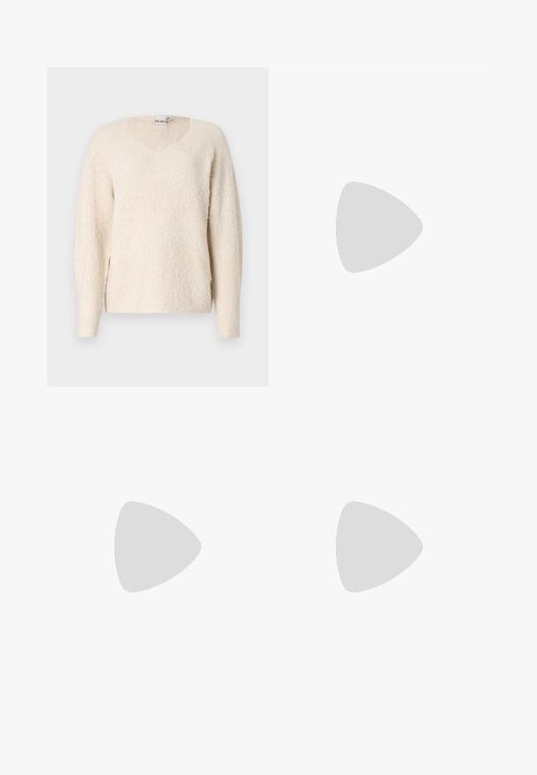 Lys beige sweater i blødt, struktureret stof. Har V-udskæring, lange ærmer og sidespalter for bedre bevægelsesfrihed. Enkel, minimalistisk design.; Lyseblå denim jeans med lige pasform, høj talje, falmet tekstur og fem lommer. Har metalknap og lynlås lukning.; Hvid sneaker med en glat syntetisk overdel, perforeret tåboks, flade snørebånd og en tekstureret sål, præsenteret på en træoverflade.; Brun læder tote taske med dobbelt håndtag, har kontraststing og et rummeligt design, velegnet til daglig brug.