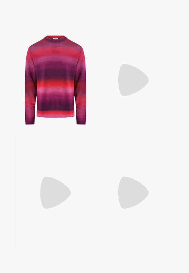 Redefined Rebel NELSON REGULAR FIT - Trui - magenta purple; Grijze katoenen loungebroeken met een elastische tailleband, trekkoord en twee zijzakken; rechte pijpen, zachte textuur, zonder patronen.; Tan suède enkelboot met zwart gevoerd kraagje, gouden metalen oogjes, witte stikdetails en een robuuste rubberen zool met uitgesproken profiel.; Witte schelpennok met onregelmatige vormen, gedragen over een strakke witte tanktop. Gladde textuur met subtiele glans, nauwsluitend ontwerp.