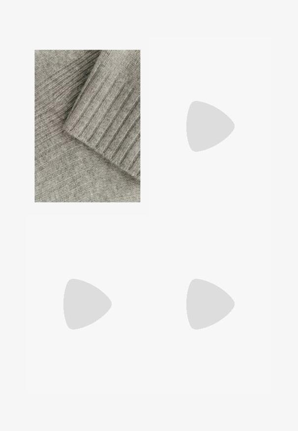 Mehakava pletenina v sivi barvi z rebrastim teksturo, ki vsebuje plastične dele, enega gladkega in drugega z diagonalo vzorcem.; Črne legice do tri četrtine, izdelane iz elastičnega materiala, z visokim pasom in brez vidnih vzorcev ali dodatkov.; Črne usnjene sandale s peto imajo obliko thong traku, kvadratni nos in nizko blok peto. Gladka tekstura z minimalističnim stilom.; Črne plastične sončna očala z zelenimi lečami, kvadratni okvirji, srebrni detajl na obrvi in teksturirani ročaji. Blagovna znamka navedena na notranji strani ročaja.