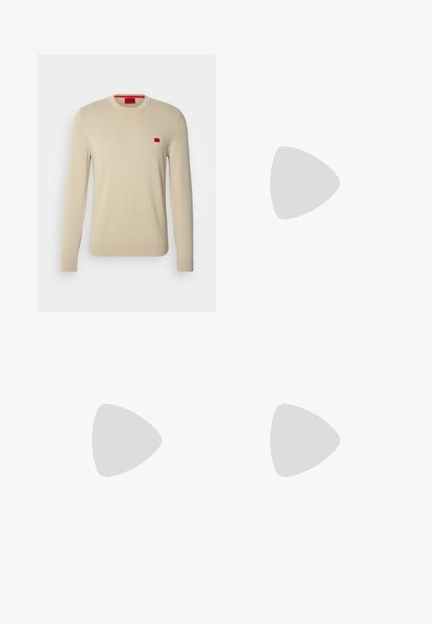 HUGO SAN CASSIUS - Jersey de punto - open beige; Pantalones negros ajustados con corte recto. Confeccionados en un tejido suave, presentan un frente plano, pasadores para cinturón y dos bolsillos laterales.; Zapato negro de cuero con cordones, punta redondeada, textura suave, costuras mínimas y tacón bajo de goma. Logo en el tacón.; Bolsa de deporte negra hecha de material sintético texturizado. Cuenta con dos asas y una correa de hombro ajustable. Diseño sencillo sin patrones visibles.
