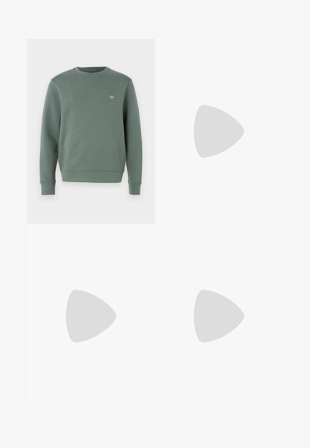 Sudadera verde hecha de suave felpa, con cuello redondo, mangas largas, puños de canalé y un pequeño logo en el pecho.; Pantalones azul marino de tejido ligero, con un corte relajado, frente plano y bolsillos laterales para mayor utilidad. Textura suave, sin patrones visibles.; Zapatilla baja de ante azul marino con suela blanca, cordones azul marino y logo de "Filling Pieces" en dorado en el lateral.; Bolso de hombro negro de nailon con una correa de contraste, forma rectangular elegante, detalle del logo y un bolsillo con cremallera en la parte frontal.