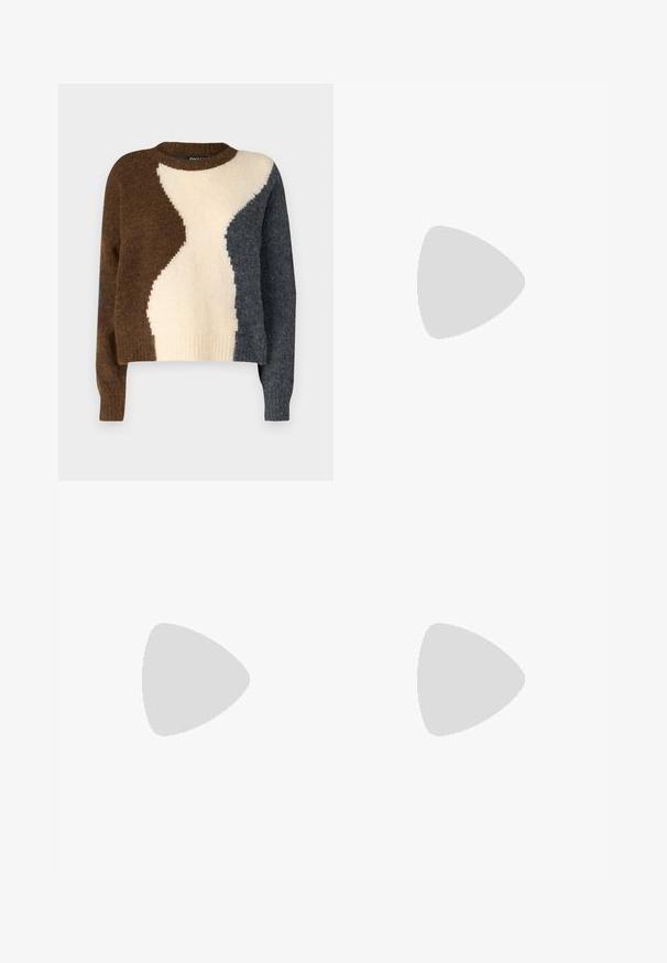 Pull en tricot avec un design en blocs de couleurs marron, crème et gris foncé. Encolure ronde et ourlet côtelé ajoutent de la texture.; Jeans large en denim bleu clair, à taille haute, avec cinq poches et couture visible le long des coutures.; Bottines en cuir noir avec semelle épaisse et rainurée, devant à lacets et tirette sur fond blanc lisse.; Pochette en cuir noir avec un rabat et un détail en boucle en métal doré. Inclut une sangle noire et un design épuré et minimaliste.; Boucles d'oreilles en or avec une finition lisse et brillante. Design circulaire présentant un petit clou et une attache transparente pour un port sécurisé.