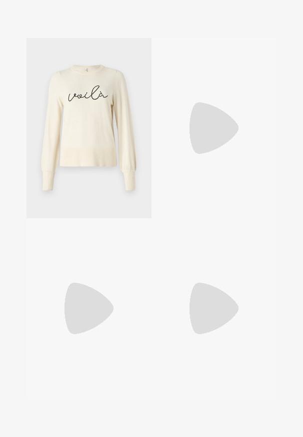 Pull crème avec des manches longues et vaporeuses, et des poignets côtelés. Présente un "voilà" en cursif noir brodé sur le devant. Texture douce.; Jean en denim bleu à jambe large avec taille haute, présentant deux accents de boucle en métal, un délavage léger et un design standard à cinq poches.; Baskets bleu marine avec un upper en tissu texturé, semelle plateforme blanche, bout arrondi et accent noir au talon. Dispose de six œillets pour les lacets.; Sac à main en cuir noir avec une forme courbée, bandoulière amovible et des accessoires en or. Le sac est doté d'un rabat avec un détail de boucle.