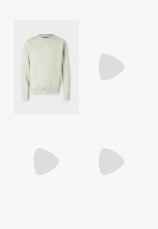 Világoszöld környakú pulóver, puha anyagból készült, bordás mandzsettákkal és aljjal, bal melle részén kis logóval.; Fekete farmernadrág egyenes szabású dizájnnal, öt zsebes stílussal és réz árnyalatú fém kiegészítőkkel. Simító textúra és közepes derékmagasság.; Fehér bőr sportcipő sima felülettel, kerek orral, lapos fűzőkkel és textúrált talppal. Szürke velúr díszítés a saroknál.; Fekete téglalap alakú napszemüveg sötét lencsékkel. Fényes keret, egyenes karok enyhe ívvel. Minimalista dizájn, díszítések nélkül.