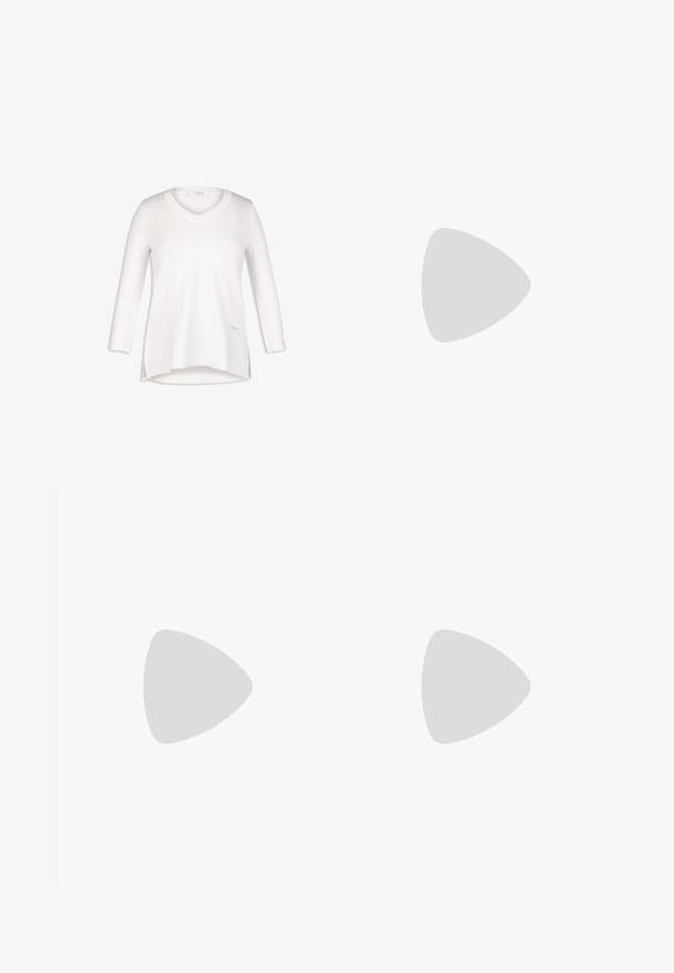 Maglione bianco leggero a maniche lunghe con scollo a V, texture a coste, fessure laterali e un sottile emblema vicino all'orlo.; Camicia bianca con bottoni, caratterizzata da strisce verticali grigio chiaro, colletto a point, maniche lunghe e una vestibilità ampia. Realizzata in tessuto leggero.; Jeans in denim blu scuro con taglio dritto, dotati di due tasche posteriori e cuciture visibili lungo le cuciture e gli orli.; Mocassini neri con texture in pelle di coccodrillo, caratterizzati da una fascia prominente sul collo del piede, esposti su uno sfondo bianco.; Borsa a motivo leopardato con tracolla in pelle nera e un pon pon. Materiale testurizzato simile a pelliccia. Forma curva con dettagli in metallo dorato.; Orecchini a cerchio in tono argento con una fila di pietre trasparenti e un pendente di cristallo rotondo appeso a ciascuno. Metallo lucido, design elegante.