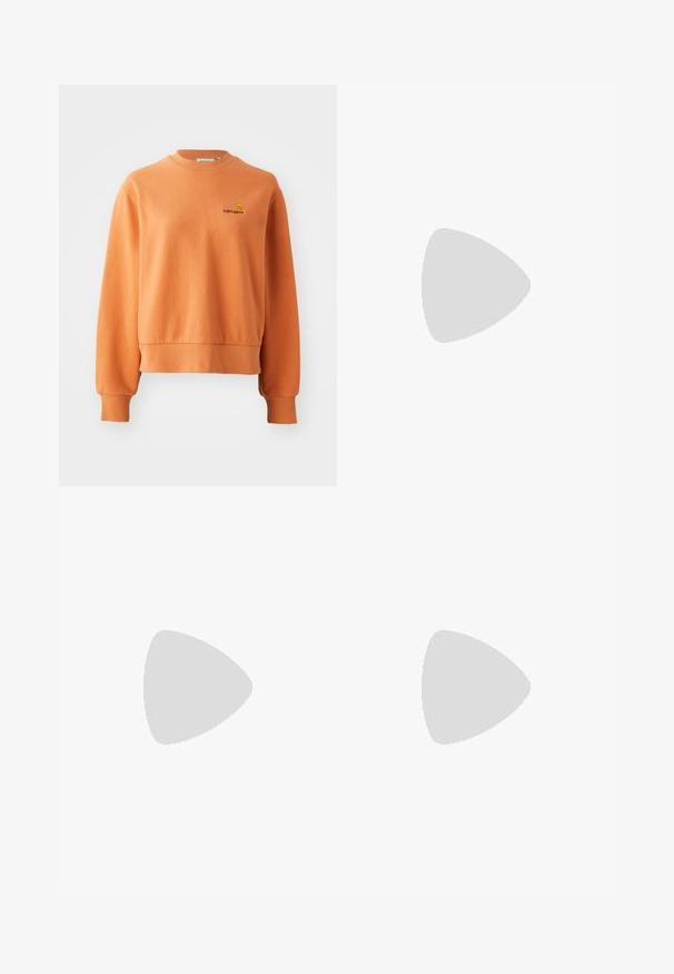 Oranges Sweatshirt aus weicher Baumwolle, mit geribtem Rundhalsausschnitt, langen Ärmeln und einem kleinen gestickten Logo auf der Brust.; Grünes geripptes Crop-Top mit dünnen Trägern, das einen welligen Saum und einen strukturierten Stoff aufweist. Keine auffälligen Beschläge oder Muster.; Beige Denim-Shorts mit hoher Taille, fünf Taschen, Knopfverschluss und kontrastierenden Nähten, mit einer leicht verwaschenen Textur.; Blaue und schwarze Sneakers mit Obermaterial aus Mesh, einem Farbverlauf-Design und abgerundetem Luftpolster in der Sohle. Getragen mit weißen gerippten Socken.