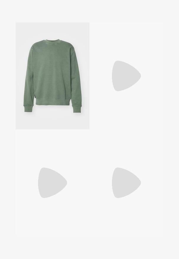 Grüner Pullover aus einem weichen Stoff, mit gerippten Bündchen und Saum, rundem Kragen und einem kleinen Logo auf der Vorderseite.; Cargo-Hosen in Olivgrün, aus Baumwolle, mit weitem Bein, Falten und seitlichen Taschen für Funktionalität.; Weiße Sportschuhe mit strukturierten Überzügen, einer dicken Sohle und grauen Akzenten. Tragen mit weißen Crew-Socken und grünen Shorts auf einer blauen Oberfläche.; Brauner Kapuzensweatshirt mit weißem Logo, kombiniert mit hellblauen Hosen. Eine runde grüne Tasche hängt an einem schwarzen Gurt quer über den Körper.; Silberne Metallkette mit dicken, ineinandergreifenden Gliedern, polierter Oberfläche und einem kleinen Verschluss mit Markenlogo.