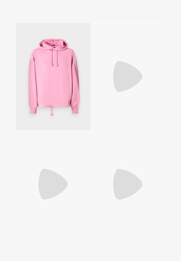 Hoodie rose en tissu doux avec une capuche à cordon, des poignets côtelés et un cordon au bas pour ajuster l'ajustement. Texture lisse.; Pantalons de survêtement noirs avec taille élastiquée, coupe ample, chevilles côtelées, texture lisse et sans motifs ni accents matériels visibles.; Sneaker Nike Air Max 90 blanche avec une tige en mesh et cuir, une boîte à orteils perforée et une unité air visible au talon.; Lunettes de soleil noires avec une finition mate, verres rectangulaires, légère courbure sur les branches, détail de logo subtil et verres teintés fumés.