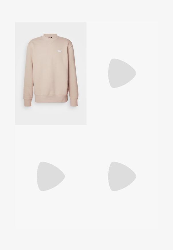 Μπεζ φούτερ από μείγμα βαμβακιού, με στρογγυλή λαιμόκοψη, ριμπ μανσέτες και ένα μικρό λογότυπο κεντημένο στο στήθος.; Μαύρο ελαφρύ cargo παντελόνι με ελαστική μ�έση, πλαϊνούς φερμουάρ και ευρύχωρες τσέπες. Διαθέτει χαλαρή εφαρμογή και στενές μανσέτες.; Ανοιχτό μπλε αθλητικά παπούτσια με καφέ σόλες, με έντονες τιρκουάζ κορδόνες και κίτρινες λεπτομέρειες. Υφασμάτινα υλικά και ορατή αερόσακος.; Διαφανή προστατευτικά γυαλιά ασφαλείας με ελαφρύ, διαφανές σκελετό και γκρίζες λεπτομέρειες. Διαθέτουν περιφερειακή σχεδίαση και ρυθμιζόμενο nosepiece.