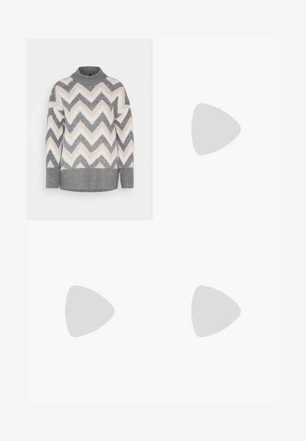 Maglione lavorato a maglia in grigio, beige e bianco con un motivo a zig-zag. Presenta un collo alto e polsini e orlo a coste per aggiungere texture e vestibilità.; ONLY Petite ONLMADISON BLUSH WIDE - Wide Leg - dark blue denim; Stivali neri alla caviglia con finitura lucida, punta quadrata e tacco a blocco spesso. Il design presenta una silhouette senza cuciture e un branding minimale.; Orecchini a cerchio in metallo argento con finitura spazzolata, caratterizzati da un design circolare e un gancio trasparente sul retro per una vestibilità sicura.