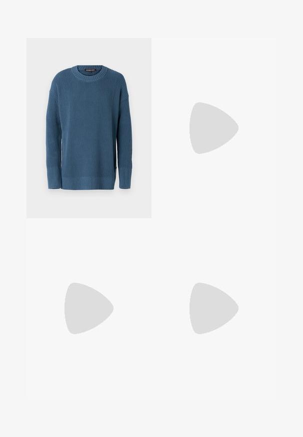 Maglione blu lavorato a maglia con collo tondo, maniche lunghe e polsini e orlo a coste. Presenta un motivo testurizzato e un'etichetta del logo di lato.; Jeans in denim nero con design a gamba dritta, cinque tasche, chiusura con bottone metallico e dettagli di cucitura sottili. Tessuto liscio e colore solido.; Mocassini neri in pelle con una texture liscia, punta arrotondata e una striscia decorativa sulla tomaia. Tacco basso impilato, design minimalista.; Occhiali da sole neri rettangolari con lenti scure, montatura spessa in plastica, dettagli dorati sulle tempie e logo del marchio inciso sull'asta.; Borsa a tracolla nera in pelle con fibbie argento, cuciture gialle, tracolla regolabile e tasca frontale. Logo del marchio visibile sulla parte anteriore.