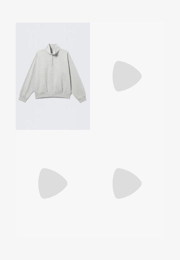 Sudadera gris claro con cuello alto, cierre con cremallera hasta la mitad, hombros caídos y puños y dobladillo acanalados. Tejido suave y texturizado.; Pantalones verde oliva con corte ajustado, que presentan pliegues en la parte frontal, cierre de botón y piernas rectas. Textura de tela suave.; Botín negro con cordones hasta el tobillo, con cuello acolchado y suela resistente, mostrado de perfil sobre un fondo blanco.; Gafas de sol de plástico negro con lentes verdes, montura cuadrada, acento plateado en la ceja y brazos texturizados. Marca indicada en el brazo interno.