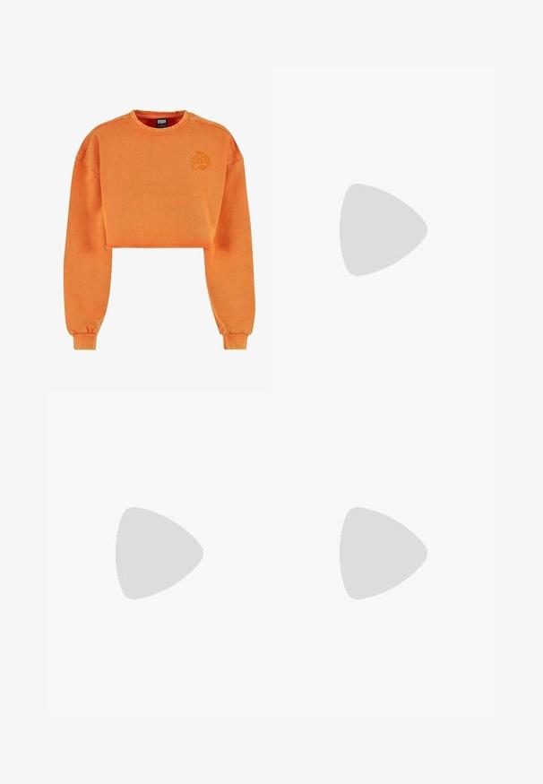 Rövidített narancssárga pulóver texturált anyagból, hosszú ujjal és kerek nyakkivágással. Hímzett logó részlet a mellkason.; Fekete, hosszú ujjú sportfelső rugalmas anyagból, negyedcipzáros gallérral, oldalsó zsebekkel és "SILENCE" logóval a mellrészen.; Fekete, széles szárú, szabott nadrág, rávarrt redőkkel és sima anyagtextúrával. Tiszta vonalak, látható fémrészek vagy díszítések nélkül.; Barna velúr bokacsizmák kerek orral, platform talppal és steppelt részletekkel. A hátsó részen húzófüllel a könnyű felhúzás érdekében.; Fekete bőr kézitáska ívelt, kagylószerű dizájnnal, egyetlen pánttal és cipzáras záródással. Simára csiszolt textúra, varrott részletekkel.