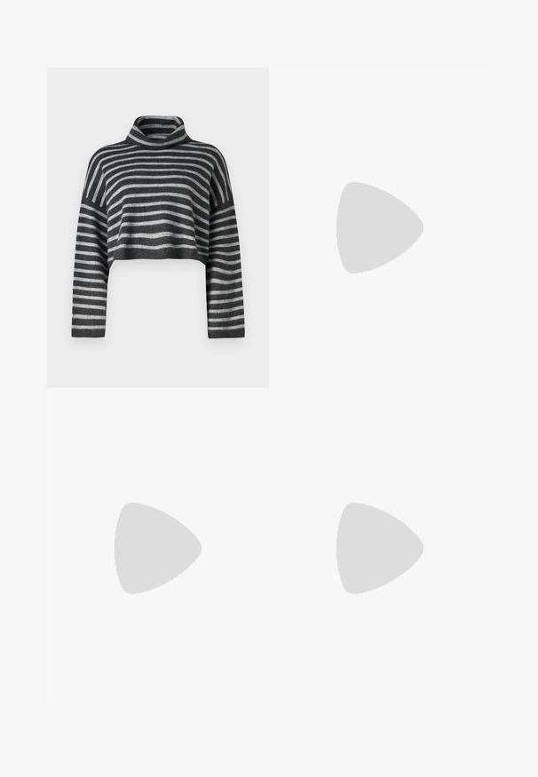 Maglione a collo alto in grigio e nero a righe. Tessuto morbido con maniche lunghe e vestibilità ampia. Materiale in maglia leggera.; Jeans in denim a gamba larga di blu medio, con vita alta, chiusura con bottone e dettagli delle cuciture verticali a contrasto lungo la parte anteriore.; Sandali con tacco in vernice nera, con punta squadrata, cinturini alla caviglia e fibbie in argento. Presentano un tacco a blocco spesso per maggiore stabilità.; Borsa tote in pelle nera con texture liscia, forma rettangolare e due manici lunghi. Nessun hardware o decorazione visibile.