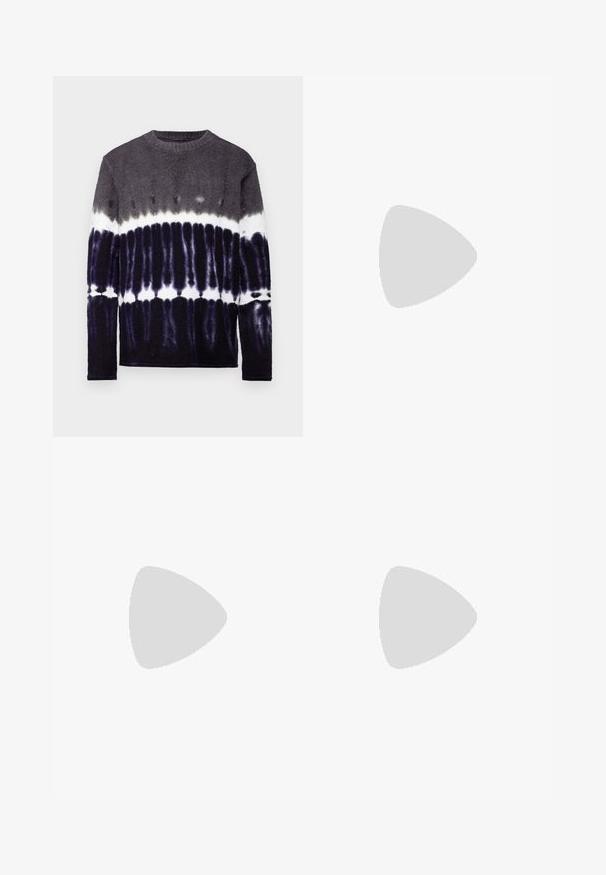 Sweater de mangas compridas com um padrão de tie-dye em degradê nas tonalidades de cinza, preto e branco; textura suave e decote redondo.; Calças pretas sob medida com um corte reto, feitas de um tecido suave. Apresentam passadores de cinto e um detalhe de pregas na parte da frente.; Ténis brancos em pele com acabamento suave, biqueira arredondada, atacadores planos e sola texturizada. Acento em camurça cinza na parte do calcanhar.; Óculos de sol transparentes com lentes retangulares castanhas, apresentando hastes finas e transparentes e detalhes em metal nas laterais.