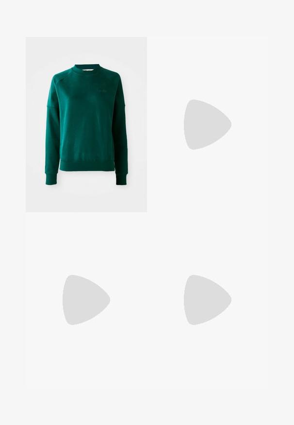 Sudadera verde de cuello redondo con mangas raglán, fabricada con tejido suave. Presenta un cuello y puños acanalados, y sutilmente marca en el pecho.; Vaqueros de denim azul con un corte relajado, cintura alta, diseño de cinco bolsillos y acentos de costura. Cuenta con un cierre de botón y cremallera.; Zapatilla Nike con una parte superior suave y blanca, acentos plateados y una suela de goma negra. Presenta amortiguación Air y un diseño aerodinámico.; Pendientes de aro de plata con un acabado liso y pulido. Forma redonda y cierre de click seguro. Diseño ligero adecuado para el uso diario.