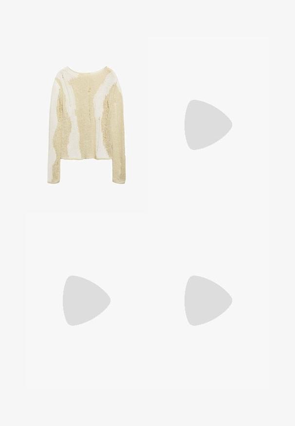 Mango Trui - off-white; Ruime broek in donkergroen stof, met een geplooide voorkant, een knoopsluiting en een gepolijste, gestructureerde afwerking.; Lichtbeige sandalen met drie verstelbare banden met metalen gespen, een gewatteerde voetbed en een zwarte rubberen zool.; Bruine leren schoudertas met een gebogen vorm, gouden hardware en een gespaccent. Bevat een afneembare schouderriem.