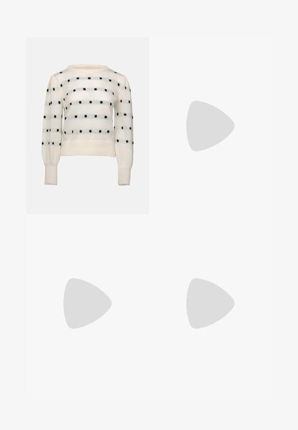 Weißer Strickpullover mit horizontalen Streifen und schwarzen Punkten. Runder Ausschnitt, lange Ärmel, gerippte Bündchen und Saum. Weicher Stoff.; Schwarzer, plissierter Rock aus strukturiertem Stoff mit einem taillierten Bund. Fällt knielang und hat eine glatte, klare Silhouette.; Schwarze Lackleder-Slingback-Absätze mit spitzer Zehenform, einem runden Ausschnitt-Design und einem Blockabsatz. Mit einem goldfarbenen Schnallenakzent.; Schwarze übergroße Sonnenbrille mit getönten Gläsern, dicken Rahmen und goldfarbener Kettendetaillierung an den Bügeln.; Schwarze Handtasche mit strukturierten Oberflächen, doppelten Obergriffen und verstellbarem Schultergurt. Mit goldfarbener Hardware und Seitentaschen.