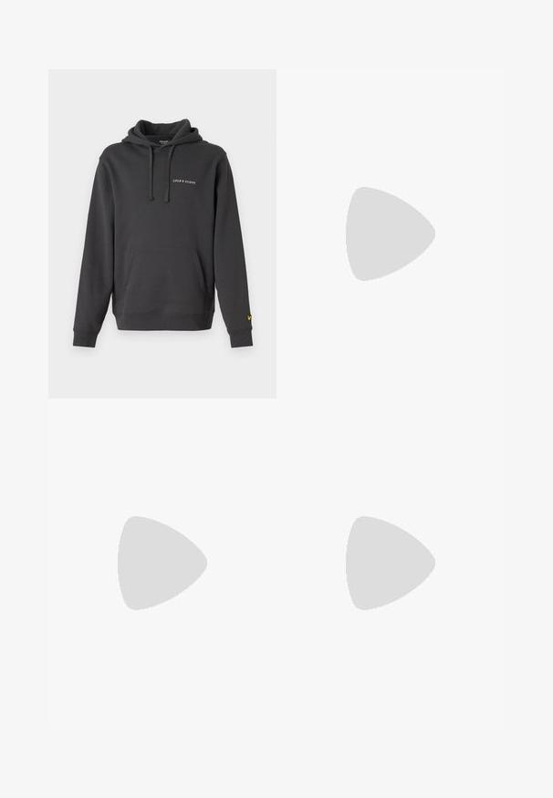 Felpa con cappuccio grigio scuro realizzata in tessuto morbido, con tasca frontale, cappuccio con cordino e piccolo logo ricamato sul petto.; Pantaloni cargo neri realizzati in tessuto leggero, con una vestibilità rilassata, due ampie tasche laterali e chiusura con bottone.; Sneaker Lacoste grigie scure in materiale mesh e sintetico, con suola testurizzata e dettagli marroni sul colletto e sul branding.; Occhiali da sole trasparenti in plastica con lenti rettangolari marroni, dotati di sottili aste trasparenti e dettagli in metallo sulle tempie.