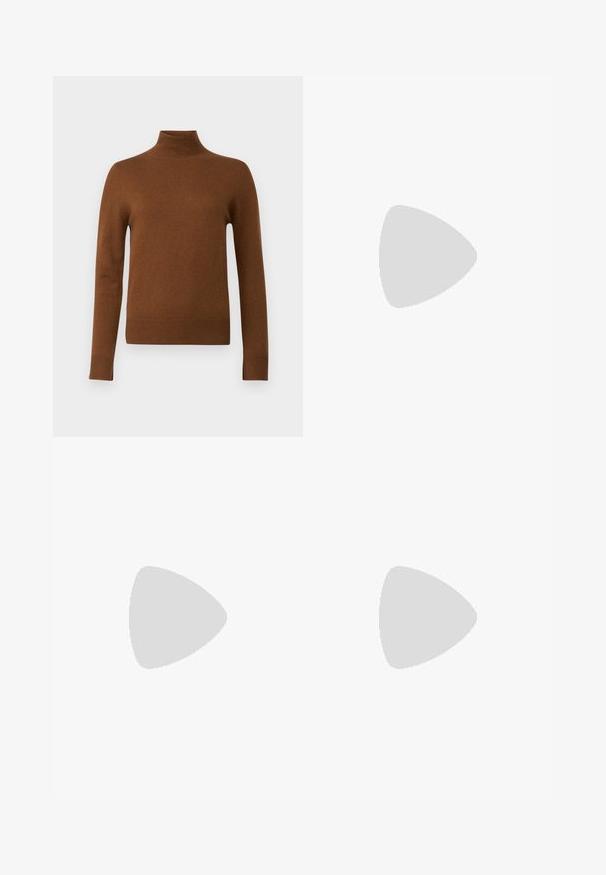 pure cashmere SIMPLE HIGH NECK SWEATER - Pulover - deep camel; Črne krojene hlače s direktnim krojem, ki se ponašajo z gladko teksturo in ostrimi pregibi spredaj. Ni vidne kovine.; Črne usnjene sandale na peto z ostro konico, ki imajo tanko peto in zlat ton na nastavljivem traku. Gladka tekstura.; Črna usnjena torbica s strukturnim dizajnom, ki ima skrajšano obliko, zgornji ročaj in zlate dodatke. Vključena je nastavljiva ramenska naramnica.