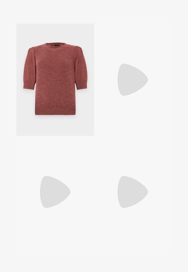 Sweater de malha de manga curta numa tonalidade castanho-avermelhada. Apresenta um decote redondo e ombros levemente bufantes, com detalhes em canelado na bainha e nas mangas.; Jeans de ganga azul claro, de perna larga e cintura alta, com dois bolsos frontais e costuras visíveis. Apresenta um fecho de botão e zíper.; Bailarinas em couro sintético borgonha com bico redondo, pequeno laço na frente e sola baixa em borracha preta. Textura suave.; Bolsa com padrão de pele de cobra e uma alça curva. Feita de materiais texturizados em bege e castanho, apresentando um padrão de diamante distintivo.