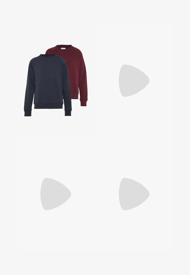 To svedshirts med rund hals, en marineblå og en bordeaux, med ribmede manchetter og kant, i ensfarvet design og blød tekstur.; Sorte bukser med plisseret frontdesign, lavet af glat stof. Har knaplukning og bæltestropper; lige pasform.; Sorte ruskinds sneakers med hvide snørebånd og tre hvide striber. Har et rundt sort logo på tungen og en gummigummisål.; Metalrammede solbriller med ovale grønne linser. Tynd sølvmetalramme og sorte ørepropper. Minimalistisk design, ingen synlige logoer.