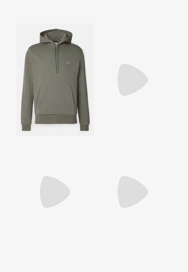 Felpa con cappuccio verde oliva realizzata in tessuto morbido, dotata di tasca a marsupio, cordino e un piccolo logo ricamato sul petto.; Jeans di denim azzurro chiaro con una vestibilità ampia, gambe dritte, design a cinque tasche e chiusura con bottone in vita. Dettagli di cucitura minimalista.; Sneaker Lacoste grigie scure in materiale mesh e sintetico, con suola testurizzata e dettagli marroni sul colletto e sul branding.; Marsupio in stampa tie-dye blu scuro con una parte superiore con zip, materiale testurizzato e un logo ben visibile sul davanti.