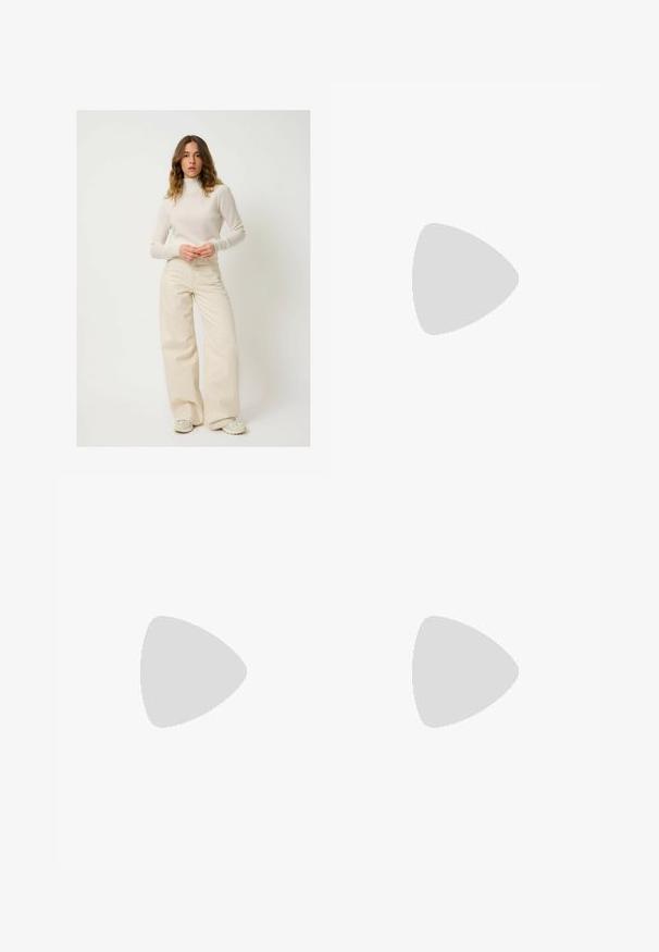 Maglione a collo alto di colore crema chiaro abbinato a pantaloni beige a vita alta e gamba larga. Il tessuto sembra morbido; il fit è rilassato. Calzature casual completano il look.; Top corto a maniche corte color beige con scollo rotondo e texture morbida, caratterizzato da un design aderente che esalta la forma e i contorni.; Pantaloni larghi marroni in misto cotone, caratterizzati da orlo sfrangiato, chiusura frontale con bottone e classico design a cinque tasche. Minimalisti e versatili.; Tacchi slingback beige con punta affusolata, sottili cinturini incrociati e tacco a stiletto corto. Tessuto liscio con inserti in hardware dorato.; Borsa a tracolla in suede marrone con due lunghe cinghie, chiusura con cordoncino e design minimalista. Texture liscia e senza elementi hardware visibili.