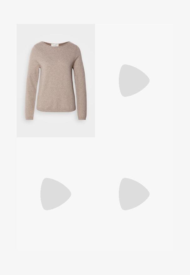 Marc O'Polo LONGSLEEVE ROUND NECK - Vesta - shaded brown melange; Crne hlače od pamučne mješavine ravnog kroja, s prednjim kopčanjem na gumb i dva bočna džepa. Glatka tekstura, bez vidljivih uzoraka.; Crne kožne gležnjače s debelim potpeticama, elastičnim bočnim panelima i petnom petljom. Teksturirana potplat za dodatno prianjanje.; Crna torba s oblikom koji sadrži strukturu, glađu teksturu i metalnu kopču. Uparena s širokim crnim hlačama i sandalama na otvorenom s drvenog poda.