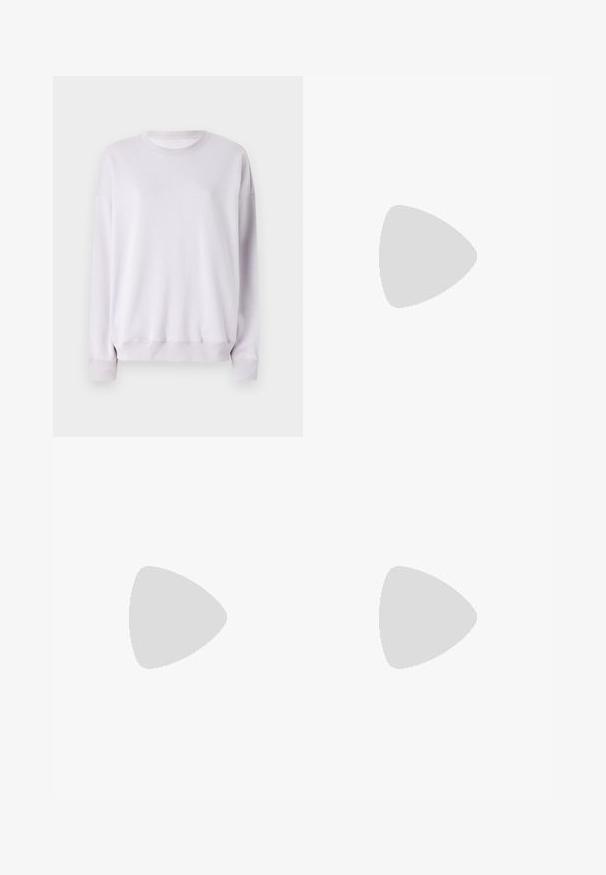 Ljuslila långärmad sweatshirt med rund halsringning, ribbade ärmslut och avslut. Tillverkad av mjukt tyg med en slät yta.; Noisy May NMJANNEL LOOSE - Jeans relaxed fit - black denim; Svarta läderskor med rund tå, tjock klack utan häl och elastiska sidodetaljer, kombinerat med mörka strumpbyxor och en svart kjol med slits.; Silverfärgade hoopörhängen med en minimalistisk design. Cirkulär form, slät yta och tunn profil. Lätta med en polerad finish.