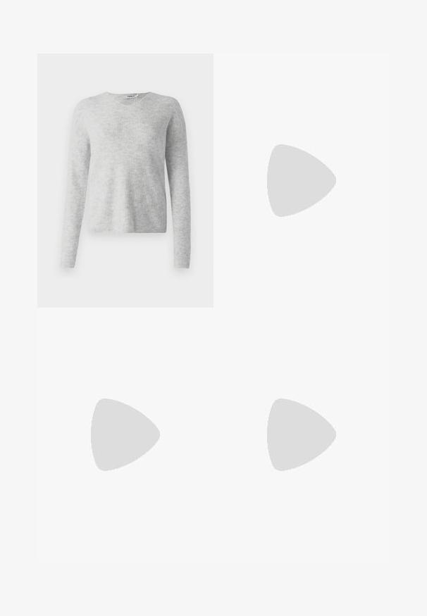 Szary sweter dziewiarski o prążkowanej strukturze, z długimi rękawami i dekoltem w kształcie litery V. Prosty i minimalistyczny wygląd.; Czarne spodnie o prostym kroju, z przednimi kieszeniami i bocznymi rozcięciami na dole. Wykonane z miękkiego, gładkiego materiału. Odpowiednie na różne okazje.; Czarne lakierowane sandały na obcasie z kwadratowym noskiem, z paskami wokół kostki i srebrnymi klamrami. Posiadają masywny słupek dla stabilności.; Czarna skórzana torebka o zakrzywionym kształcie, z odpinanym paskiem i złotymi akcentami. Torebka posiada klapę z zapięciem w kształcie klamry.