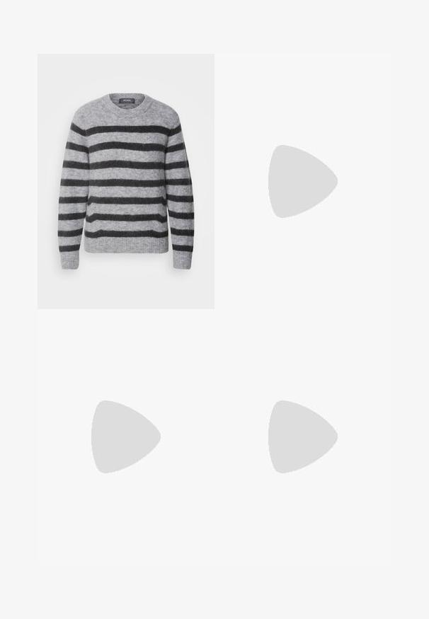 Mos Mosh THORA STRIPE CREWNECK - Strikkegenser - sharkskin; Hvite, skreddersydde bukser med rette ben, med knapplukking, beltehemper og sidelommer; glatt tekstur.; Sorte skinnpumper med spiss tå og lav blokkhelt. Har ankelrem med gullfarget spenne. Glatt tekstur.; Svart håndveske med strukturert form, jevn tekstur og metallisk lås. Kombinert med brede svarte bukser og sandaler med åpen tå på tregulv.