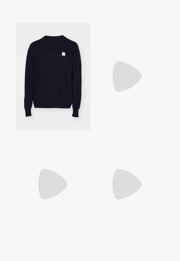 Pulover tricotat bleumarin, cu guler rotund ribband, umeri căzuți și un accent alb cu logo pe piept. Textură moale, cu mâneci lungi.; Pantaloni atletici negri dintr-un material ușor, cu dungi albe pe laterale, un os elastic la talie și un logo mic pe față.; Cizmă de gleznă din întoarsă de culoare bej, cu guler negru căptușit, ochiuri din metal auriu, detalii de cusătură albă și talpă din cauciuc robustă, cu un model pronunțat.; Ochelari de soare negri cu lentile dreptunghiulare, cadru din plastic mat și margini drepte. Prezintă logo-ul mărcii pe brațul interior.