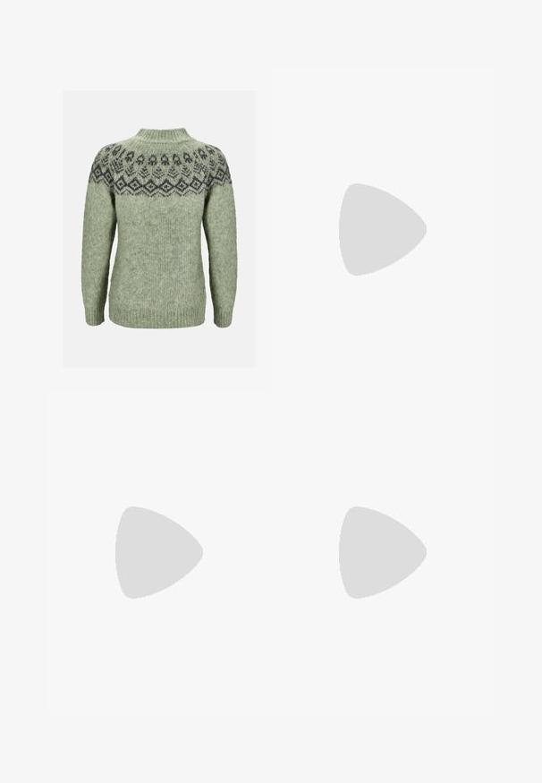 Zielony sweter z dzianiny z wysokim kołnierzem, ozdobiony ciemnym, wzorzystym karczkiem i ściągaczami, wykonany z miękkiej, teksturowanej mieszanki wełny.; Czarne legginsy wykonane z gładkiego, elastycznego materiału. Posiadają szeroki pas oraz zwężany krój nogawek, odpowiednie zarówno do aktywności fizycznej, jak i na co dzień.; Białe skórzane trampki z jasnoniebieskimi akcentami, szarym zamszowym noskiem i brązową gumową podeszwą. Posiadają trzy niebieskie paski oraz logo "Samba".; Czarne okulary przeciwsłoneczne z brązowymi szkłami; prostokątny kształt z grubą oprawą, z delikatnymi akcentami na zausznikach.