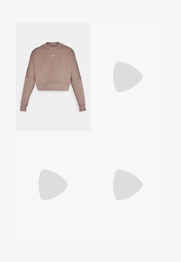 Kuttet genser med lange ermer i myk brun stoff, har høy hals og hvit Nike-logo på brystet. Glatt tekstur og tettsittende design.; Kuttet hvit T-skjorte laget av ribbestrikket stoff med korte ermer og rund hals; har en liten svart Nike-logo på brystet.; Sorte leggings laget av elastisk stoff, med høy livlinje og en hvit Nike-logo på venstre lår. Glatt tekstur, kroppsnær passform.; Svart Nike løpesko med pustende mesh-overdel, hvit swoosh-logo, teksturert detaljer og en kremfarget ZoomX mellomsåle.