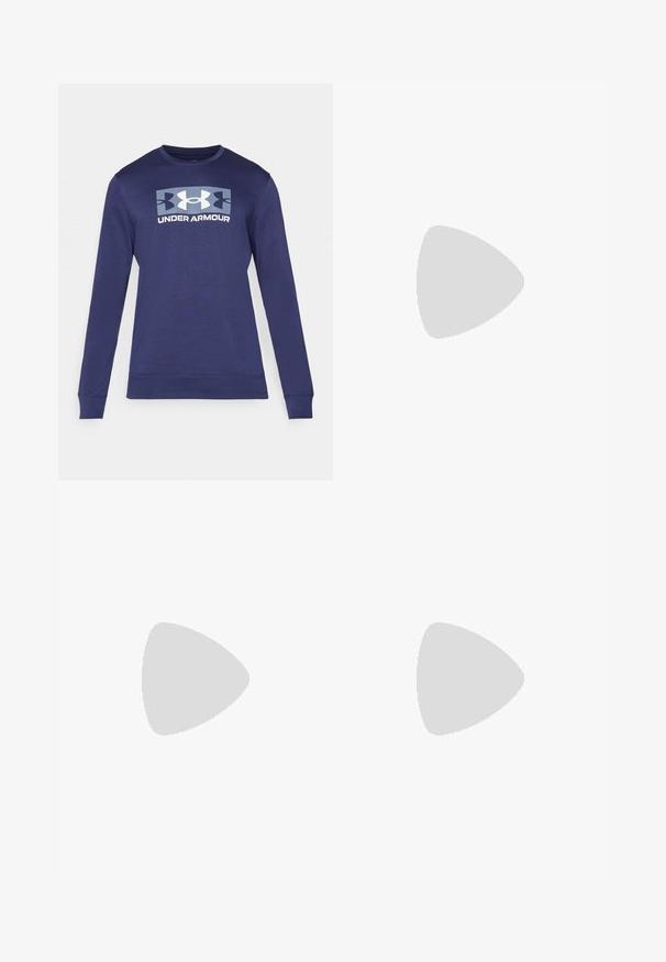 Tamno plava dukserica od mekog materijala, sa velikim Under Armour logotipom u svijetlo plavoj i bijeloj boji preko grudi. Klasičan okrugli izrez.; Crna Nike majica za trčanje napravljena od laganog, prozračnog materijala, s kratkim rukavima i malim bijelim logotipom na prsima.; Crne atletske hlače od glatkog materijala, s elastičnom pasicom, sužavajućim nogavicama i malim bijelim logom na lijevoj strani.; Nike Performance METCON 10 - Tenisice za trening - black/white/anthracite