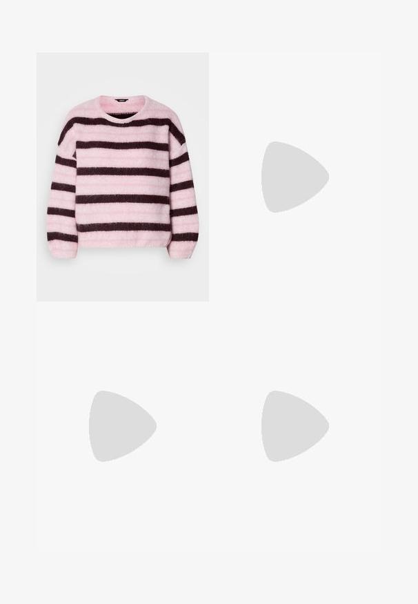 Maglione a righe rosa e marrone con collo rotondo, realizzato in materiale morbido e peloso, dotato di maniche lunghe e vestibilità rilassata.; Pantaloni beige a gamba larga con vita elastica e cuciture laterali visibili. Realizzati in tessuto morbido con una consistenza liscia.; Scarpa slingback nera con punta affilata e tacco basso, realizzata in pelle liscia e con un design a taglio laterale per favorire la traspirabilità.; Borsa a tracolla in pelle bianca con forma curva, dotata di un logo "CK" impresso sul davanti e una singola tracolla. Chiusura a zip nella parte superiore.