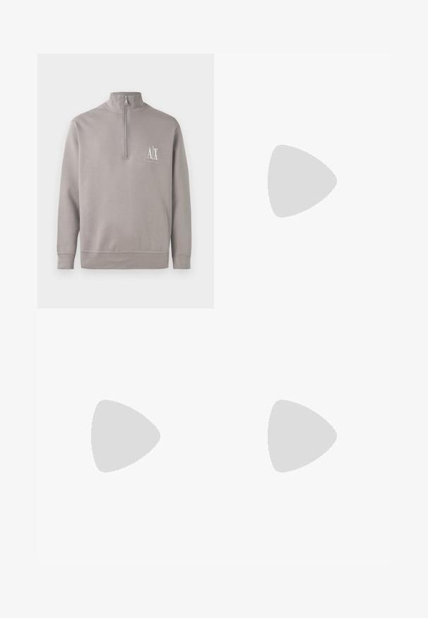 Világosszürke, negyedzipzáras pulóver, puha anyagból készült, egy kis fehér logóval a mellrészen, valamint elasztikus mandzsettával és aljúval.; Fekete pamut póló, kerek nyakkal, rövid ujjakkal, rajta fehér "EMPORIO ARMANI" logó, a "Milano" felirattal ívelt formában.; Világoskék farmernadrág egyenes szára. Öt zsebbel, gombos záródással és a szár alján halványos textúrával rendelkezik.; Fehér vászon sportcipők texturált gumitalppal, varrott orral és logóval díszített sarokkal. Egyszerű fűzős kialakítás.